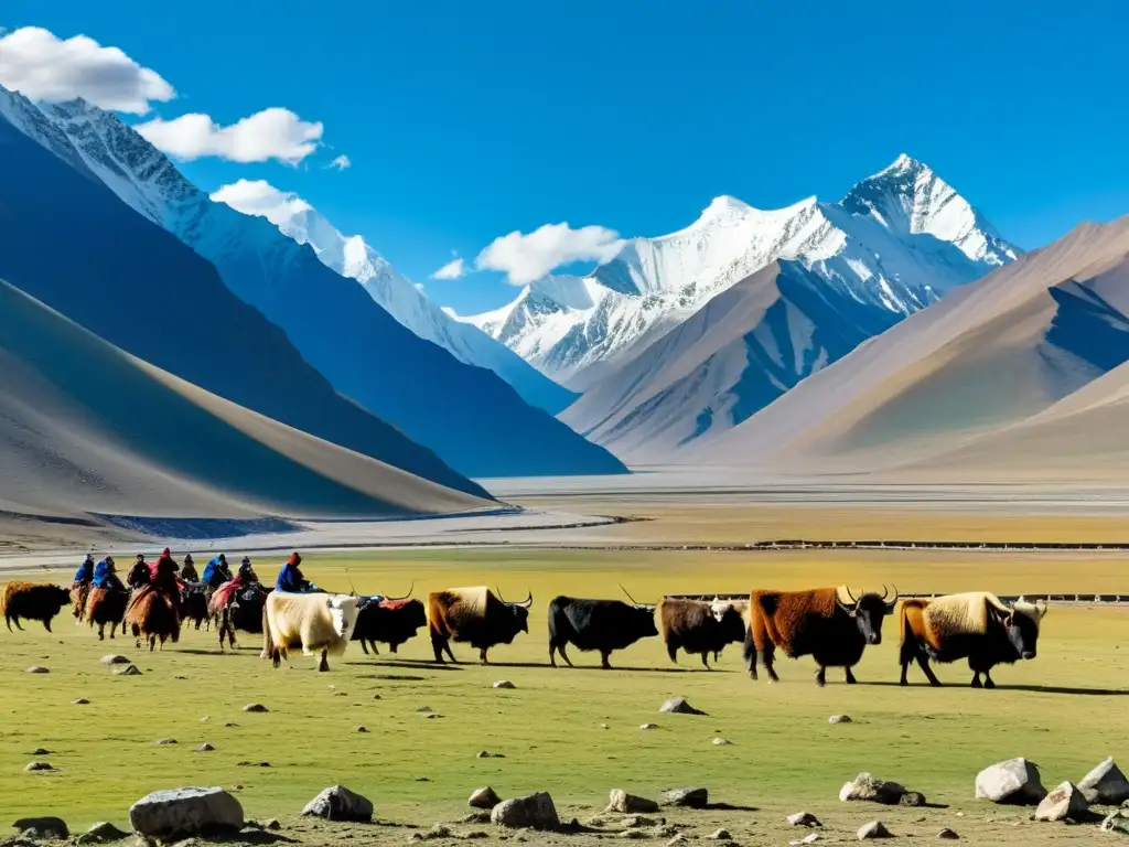 Imponente paisaje del Tíbet, con montañas nevadas, monasterio y nómadas tibetanos pastoreando yaks