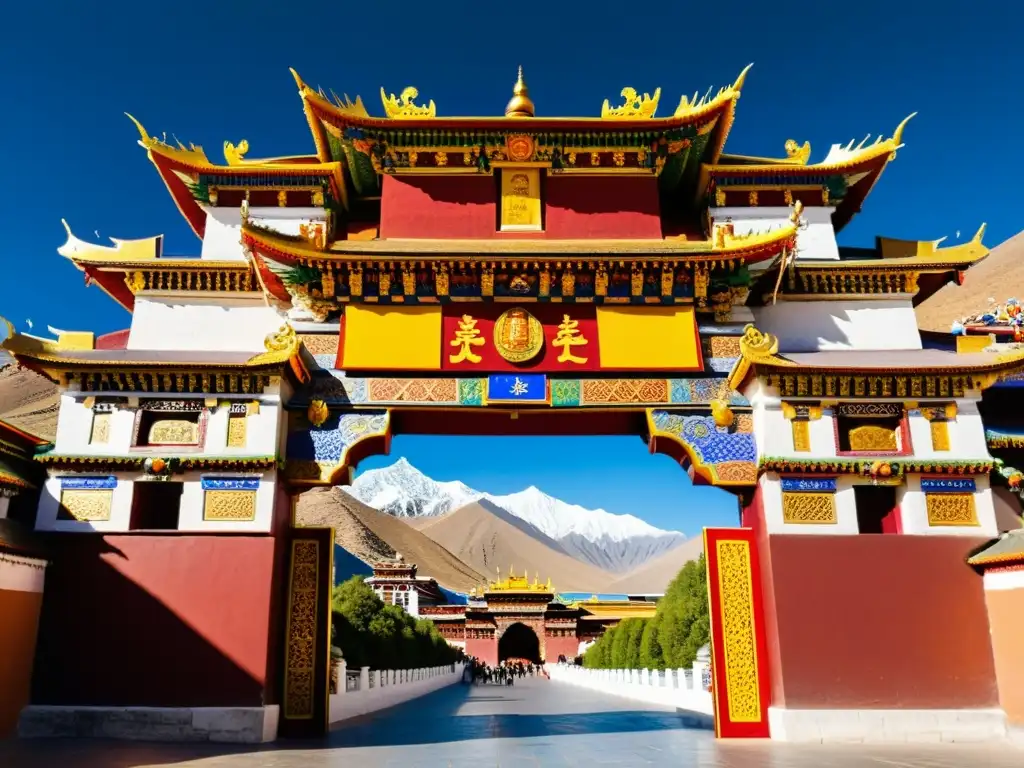 La majestuosa entrada arqueada y decorada del Palacio Potala en Lhasa, Tíbet, muestra la rica arquitectura mongola en el Tíbet