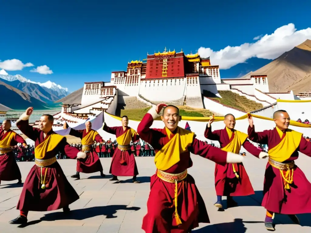 Monjes budistas tibetanos realizan danza Cham frente al majestuoso Palacio Potala en Lhasa, con influencia del Budismo tibetano en los Khanes mongoles