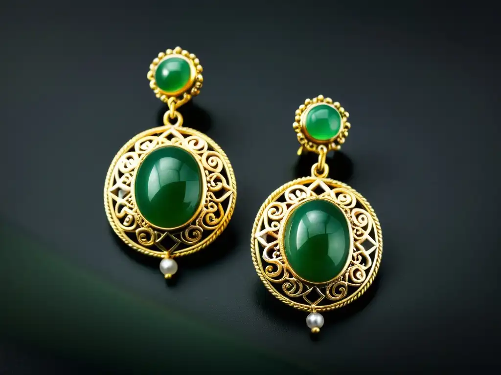 Un par de pendientes de oro y jade, joyería tradicional mongola, con intrincado trabajo de filigrana dorada y piedras verdes vibrantes