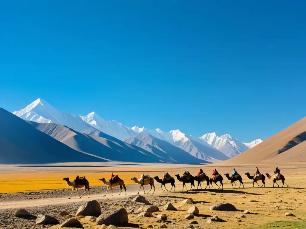 Vasto paisaje árido con montañas Altai al fondo, caravana de camellos en la Ruta de la Seda