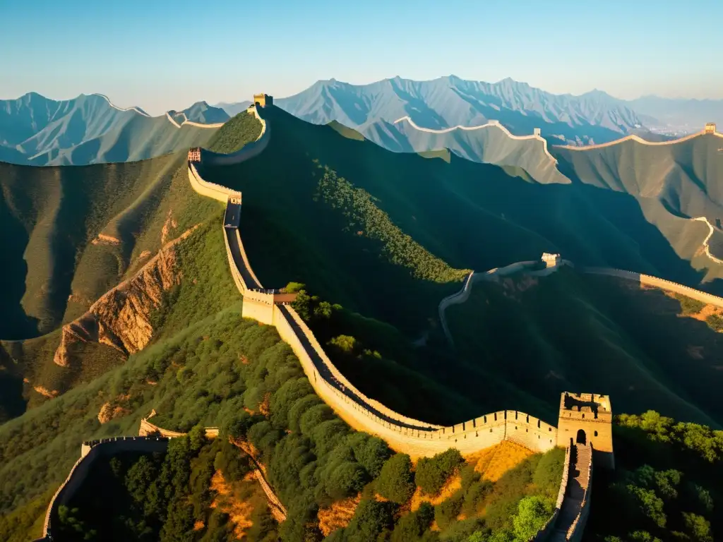 Vista aérea de la Gran Muralla de China al atardecer, evocando la monumental infraestructura del Imperio Mongol